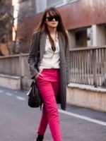 Розовые брюки – кому идут и с чем носить?