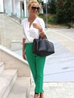 С чем носить зеленые брюки – модные сочетания и образы на все случаи жизни