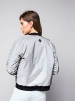 Светоотражающая куртка – незаменимая деталь гардероба для современных модниц