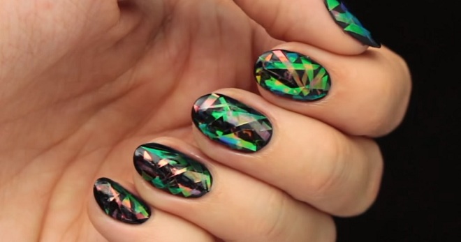 Broken glass on nails - 30 trendy design ideas for short and long nails