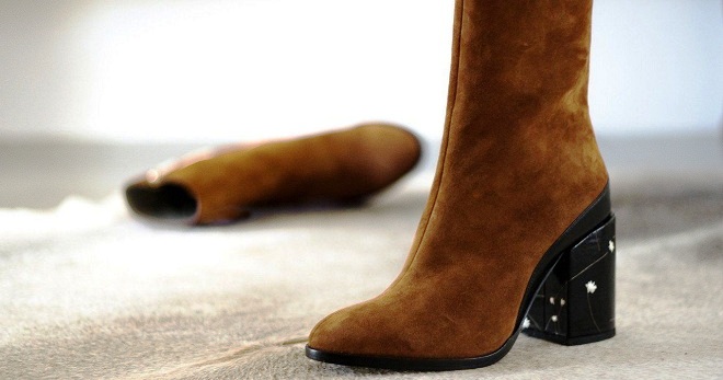 Замшевые сапоги – стильная обувь для девушек и женщин