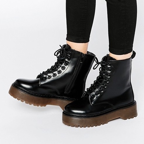 Как называются ботинки на шнурках. Egga ботинки женские. Шнурки для ботинок. Женские ботинки на шнурках. Ботинки чёрные на шнурках на платформе.