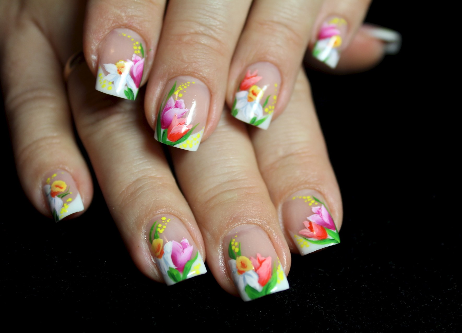 Дизайн ногтей фото март. Весенние ногти. Цветы на ногтях. Ногти с цветочками. Яркие весенние ногти.