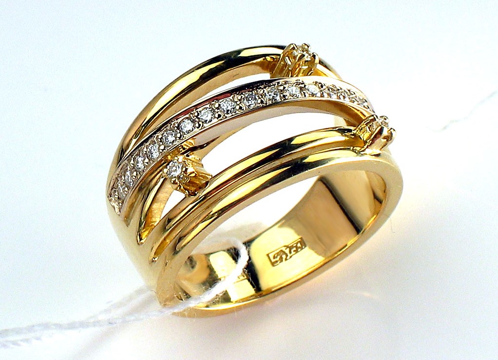 Кольцо оказалось золотым. Ювелирные кольца. Шикарные золотые кольца. Массивные золотые кольца. Широкое кольцо.