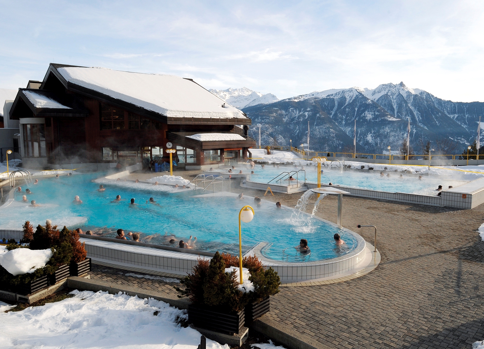 Лечебные курорты минеральные воды. Курорт Лейкербад Швейцария. Лейкербад термальный курорт. Лейкербад термальный бассейн. Лейкербад Швейцария термальные бассейны.