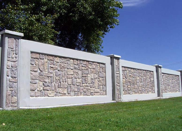 Бетонные заборы для частного дома. Бетонный забор монолит. Забор из плит. Забор из бетона. Декоративный бетонный забор.