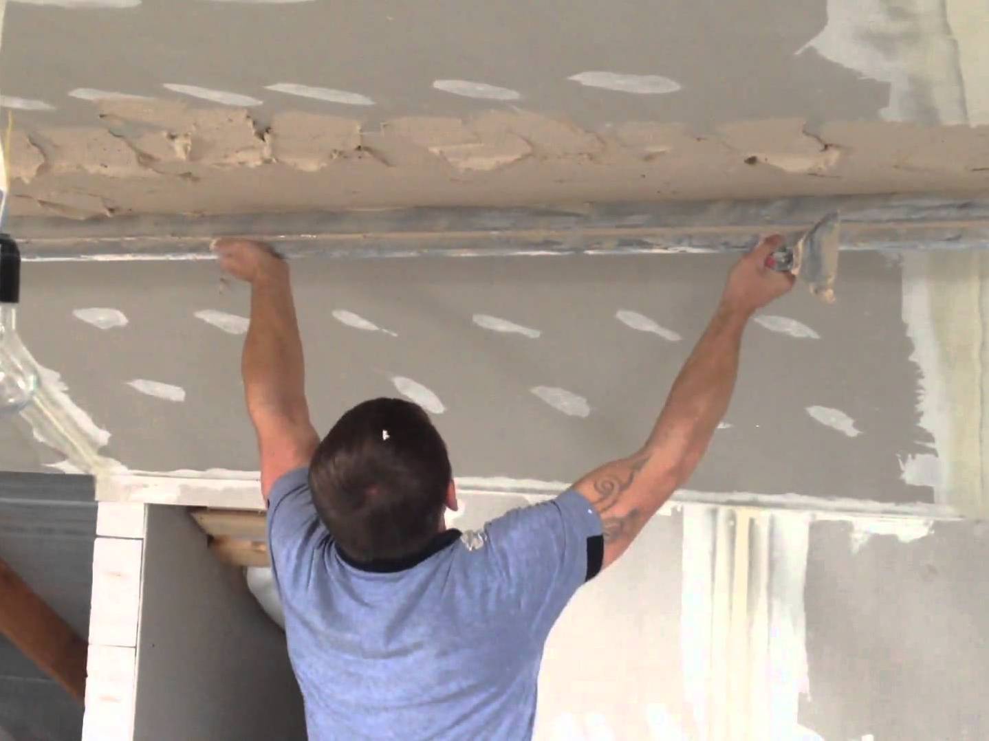 как правильно зашпаклевать бетонный потолок