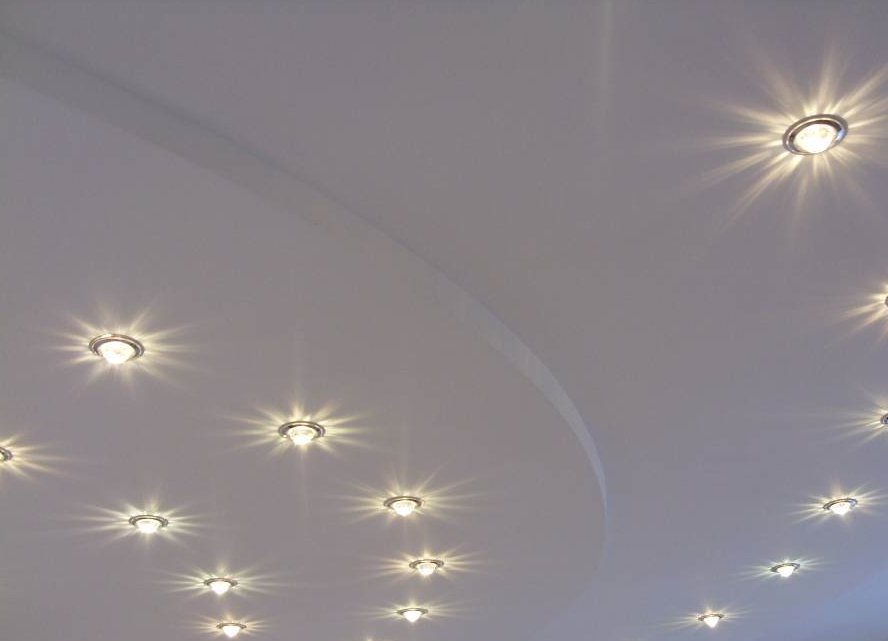 сколько сделать лампочек на натяжном потолке фото совершенно очаровательная