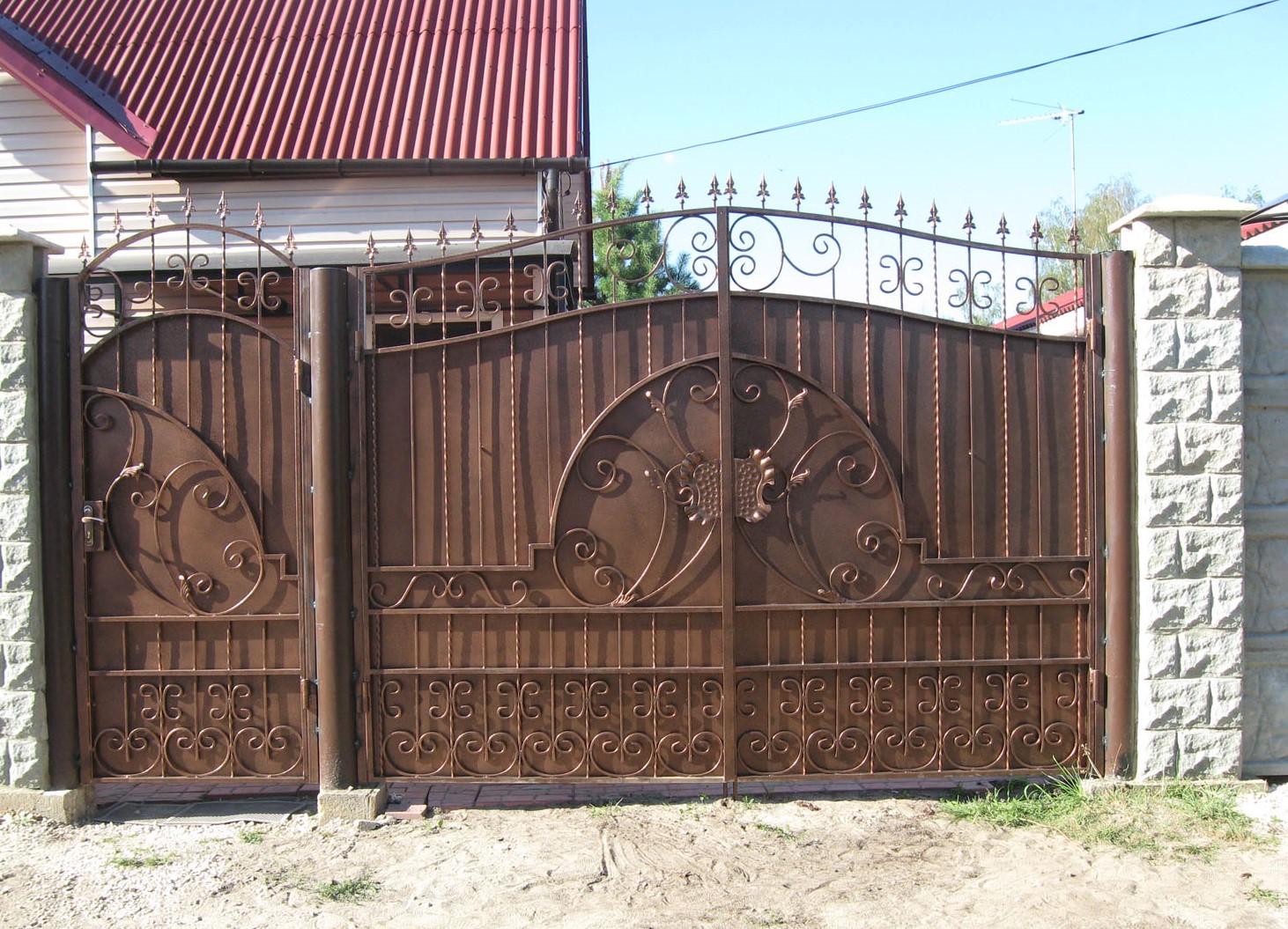 Ворота широкие а калитка. Ворота металлические. Ворота с ковкой. Металлические ворота с элементами ковки. Ворота с калиткой с элементами ковки.