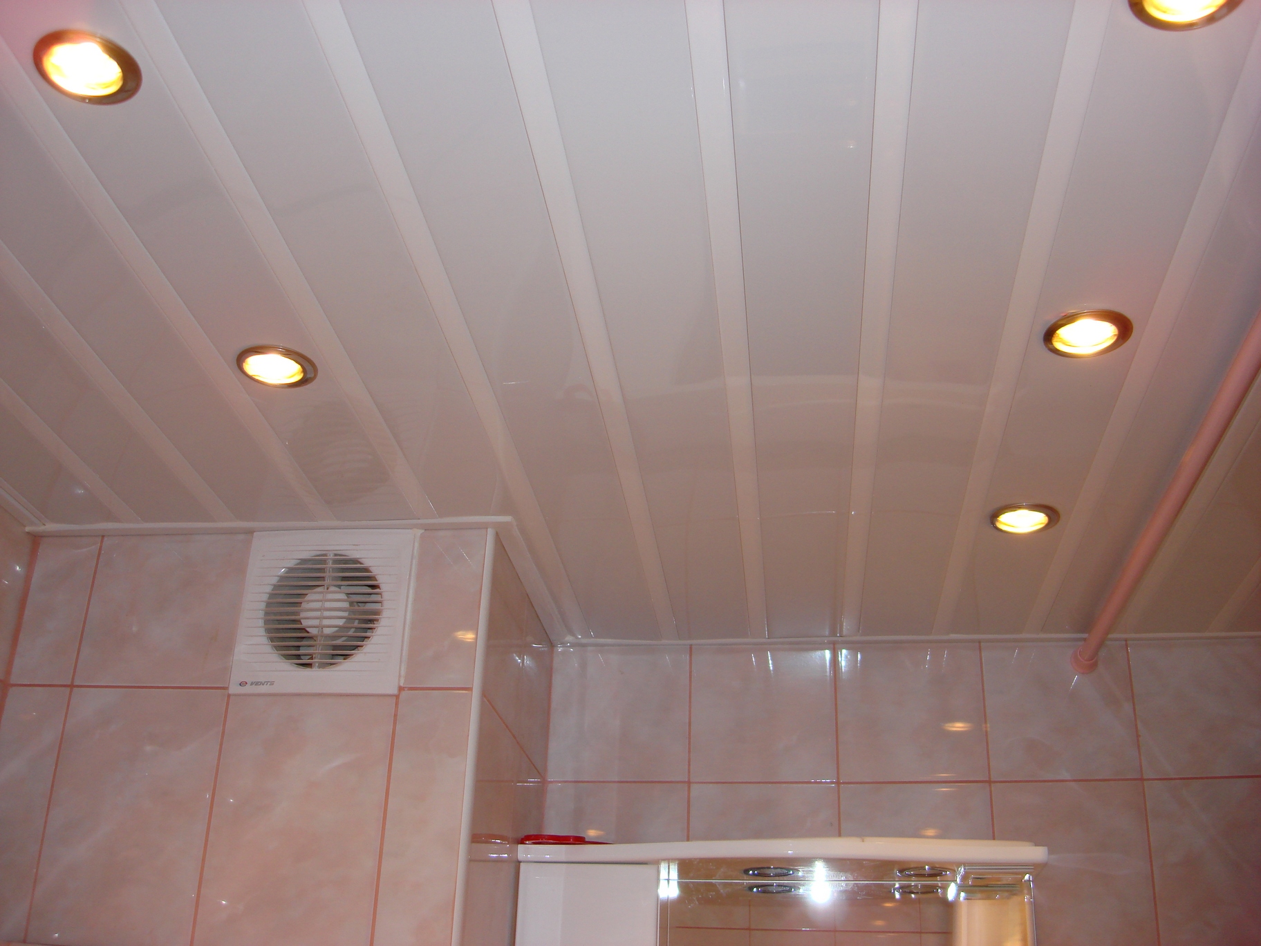Как сделать потолок в ванной из панелей. Альконпласт реечный потолок. Албес реечный потолок ванной. Пластиковый потолок в ванной. Подвесной потолок в ванную.