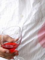 Как вывести пятно от вина - методы, которые действительно помогают