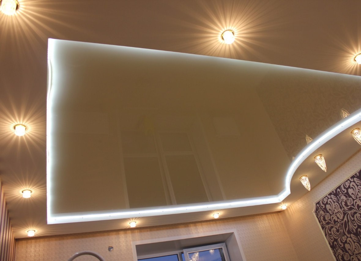 двухуровневый потолок со светильниками