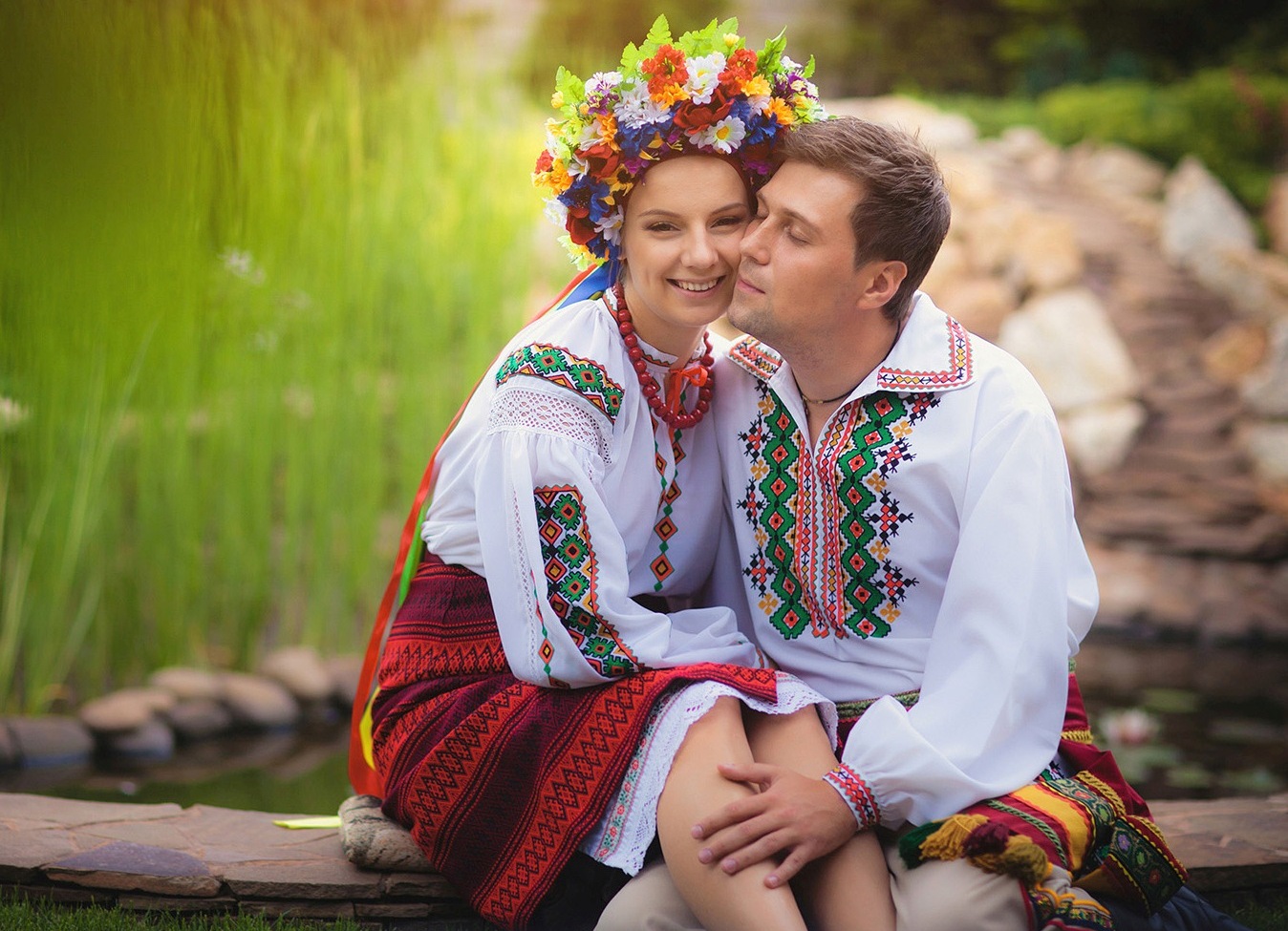 Северные украинцы. Свадебный наряд украинцев. Мужчина и женщина славяне. Парень и девушка в русских народных костюмах.