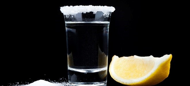 от чего помогает водка с солью