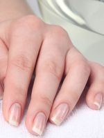 Белые полоски на ногтях 