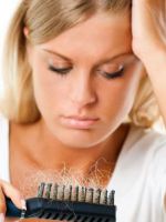 Сильное выпадение волос у женщин – причины, лечение