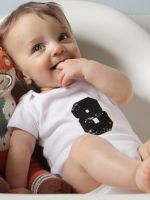 8 месяцев ребенку – что умеет малыш, и как его развивать?