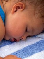 Ребенок потеет во сне – причины и симптомы, при которых стоит насторожиться