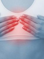 Боль в грудине посередине – почему возникает и чем опасен симптом?