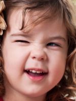 Ребенок часто моргает глазами – причины, которые должны насторожить родителей