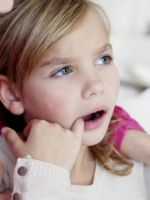 Шишка на десне у ребенка – как выяснить причину и что делать?