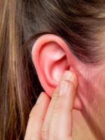 Почему чешутся уши снаружи и внутри – причины