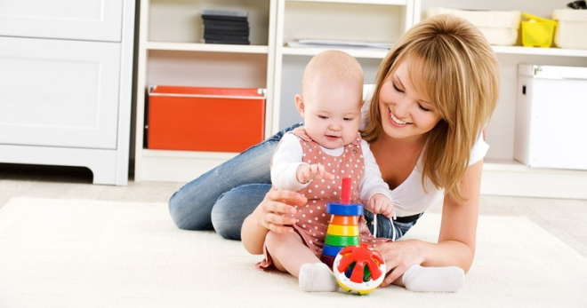 Развитие ребенка по месяцам до года – от первой улыбки до первого шага