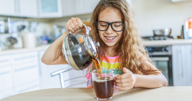 Со скольки лет детям можно пить кофе, как действует кофеин на развивающийся организм?