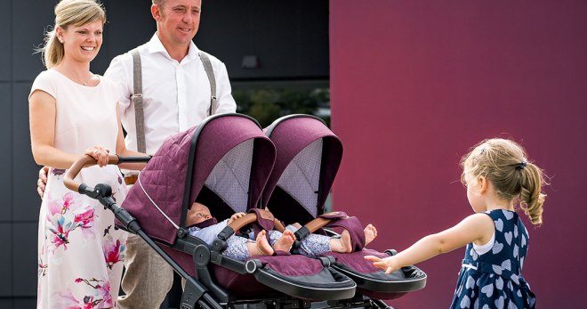 Коляска для двойни – как правильно выбрать первый транспорт для малышей?