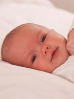 Новорожденный ребенок 1 месяца – что должен уметь?