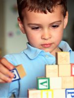 Как проявляется аутизм у ребенка?