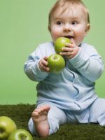 Какие фрукты можно ребенку в 8 месяцев?