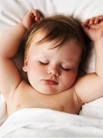 Сколько спит ребенок в 6 месяцев?