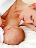 Как правильно кормить новорожденного грудью?