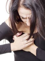 Почему перед месячными болят молочные железы?