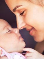 Почему новорожденный ребенок часто икает?