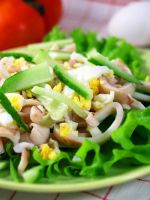 Простой и вкусный салат из кальмаров