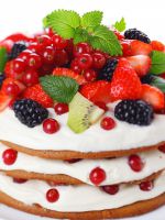 Как украсить торт фруктами?