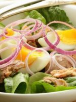 Салат с консервированным тунцом - вкусные рецепты закуски для праздника и не только