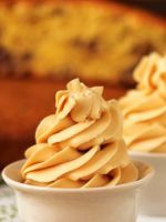 Масляный крем со сгущенкой - лучшие рецепты для пропитки и украшения десертов