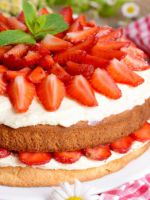 Бисквитный торт с клубникой - самые оригинальные идеи приготовления вкусного десерта