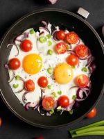 Яичница с помидорами и луком - лучший вариант для завтрака и не только!