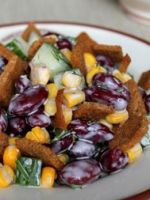 Салат с кириешками - вкусные, пикантные и очень необычные рецепты сытной закуски