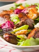 Салат с куриной печенью - простые и недорогие рецепты сытной закуски