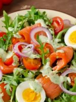 Салат с лососем – легкие и вкусные рецепты закуски для любого случая!