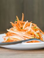 Салат из моркови и яблока – простые и очень вкусные рецепты витаминной закуски!