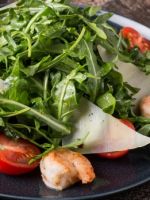 Салат с рукколой и креветками – легкие и вкусные рецепты простого блюда