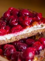Пирог с замороженными ягодами – вкусное лакомство для зимнего чаепития и не только!