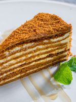 «Медовик» с заварным кремом - восхитительный десерт по новым рецептам