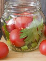 Как закатать помидоры простыми и понятными способами?